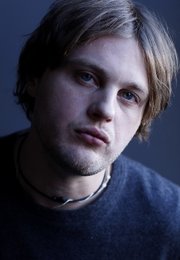 Голый Майкл Питт